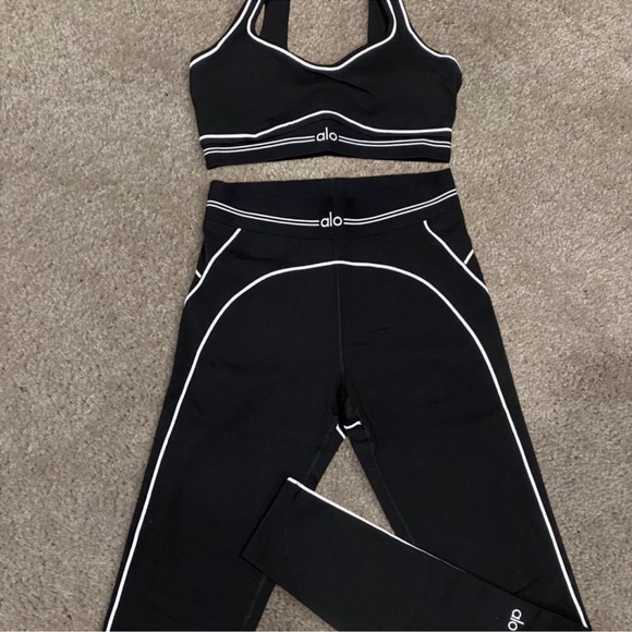 ALO Yoga Black and White Sportswear is available for purchase on au PAY  Market - Imported Goods Online Store Co.Ltd. | au PAY Market - Online  Shopping Site